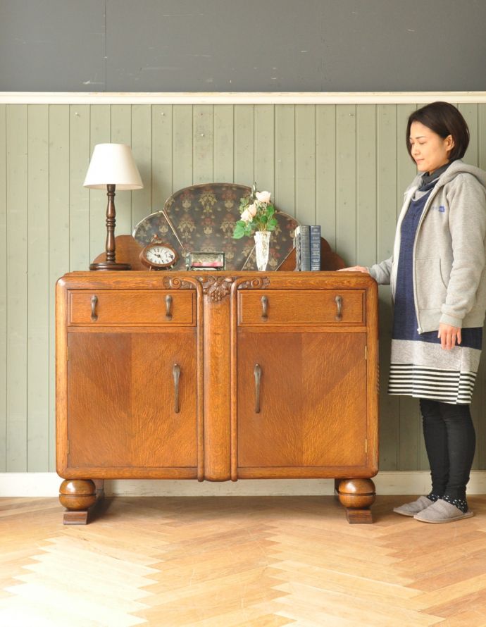 サイドボード　アンティーク家具　英国のアンティーク家具、お花の彫りが入ったミラーバックサイドボード。リビングで電話などの置き場所として使っても最適です。(j-1571-f)