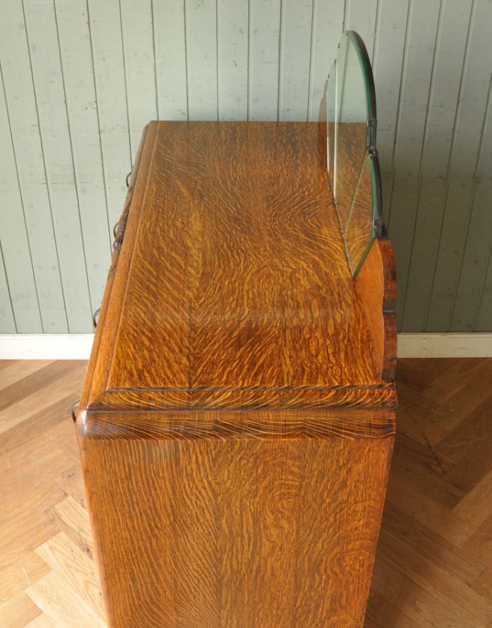 サイドボード　アンティーク家具　英国のアンティーク家具、お花の彫りが入ったミラーバックサイドボード。天板もピカピカにお直ししました。(j-1571-f)