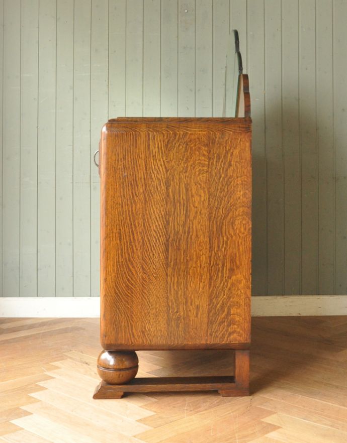 サイドボード　アンティーク家具　英国のアンティーク家具、お花の彫りが入ったミラーバックサイドボード。サイドから見てもキレイな状態です。(j-1571-f)