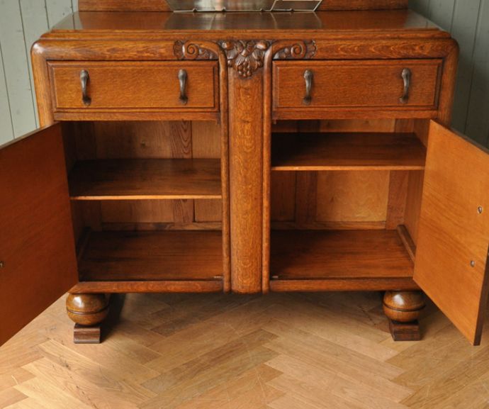 サイドボード　アンティーク家具　英国のアンティーク家具、お花の彫りが入ったミラーバックサイドボード。扉内も綺麗な状態です。(j-1571-f)