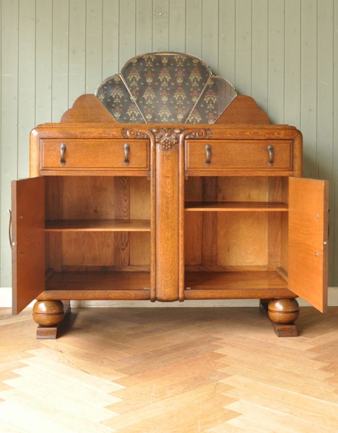 サイドボード　アンティーク家具　英国のアンティーク家具、お花の彫りが入ったミラーバックサイドボード。扉を開くと、たっぷりの収納スペース。(j-1571-f)