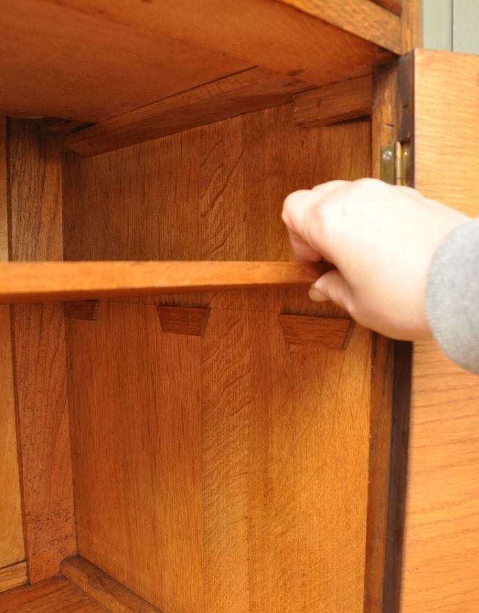 サイドボード　アンティーク家具　英国のアンティーク家具、お花の彫りが入ったミラーバックサイドボード。棚板は可動します。(j-1571-f)