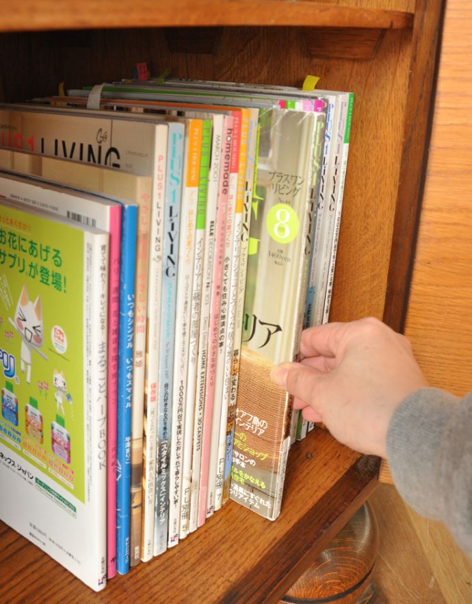 サイドボード　アンティーク家具　英国のアンティーク家具、お花の彫りが入ったミラーバックサイドボード。雑誌やA4ファイルなどの収納もできます。(j-1571-f)