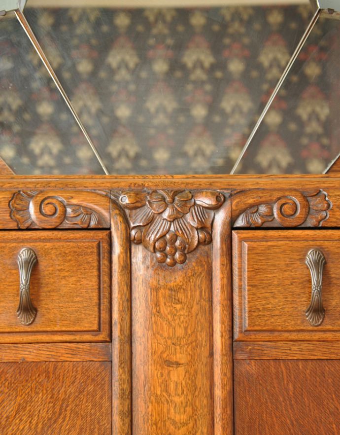 サイドボード　アンティーク家具　英国のアンティーク家具、お花の彫りが入ったミラーバックサイドボード。贅沢なほどに施された彫の装飾！リッチな気分で心を満たしてくれます。(j-1571-f)