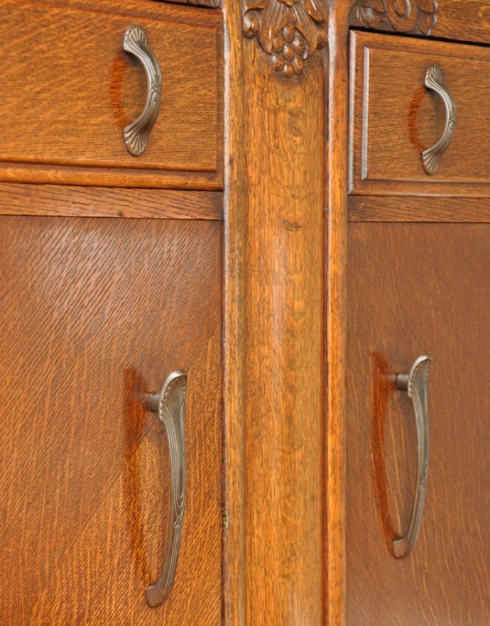 サイドボード　アンティーク家具　英国のアンティーク家具、お花の彫りが入ったミラーバックサイドボード。ハンドル形がオシャレな取っ手です。(j-1571-f)