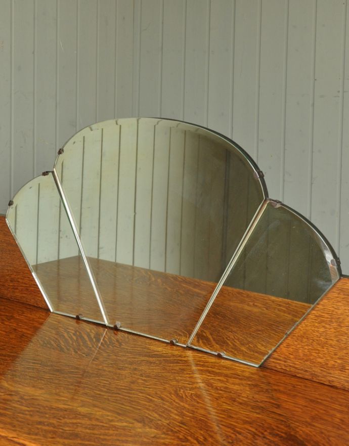 サイドボード　アンティーク家具　英国のアンティーク家具、お花の彫りが入ったミラーバックサイドボード。かたちもお洒落なカッティングミラーです。(j-1571-f)