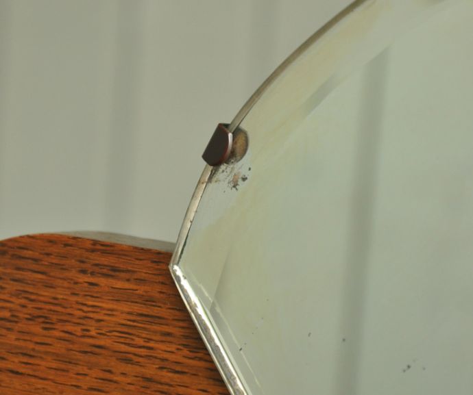 サイドボード　アンティーク家具　英国のアンティーク家具、お花の彫りが入ったミラーバックサイドボード。留め具も当時のものです。(j-1571-f)