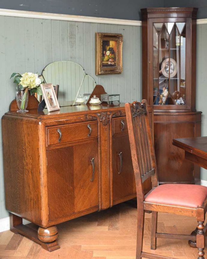 サイドボード　アンティーク家具　英国のアンティーク家具、お花の彫りが入ったミラーバックサイドボード。美しいサイドボードは、収納だけじゃなくお部屋の雰囲気をぐっと引き締めます。(j-1571-f)