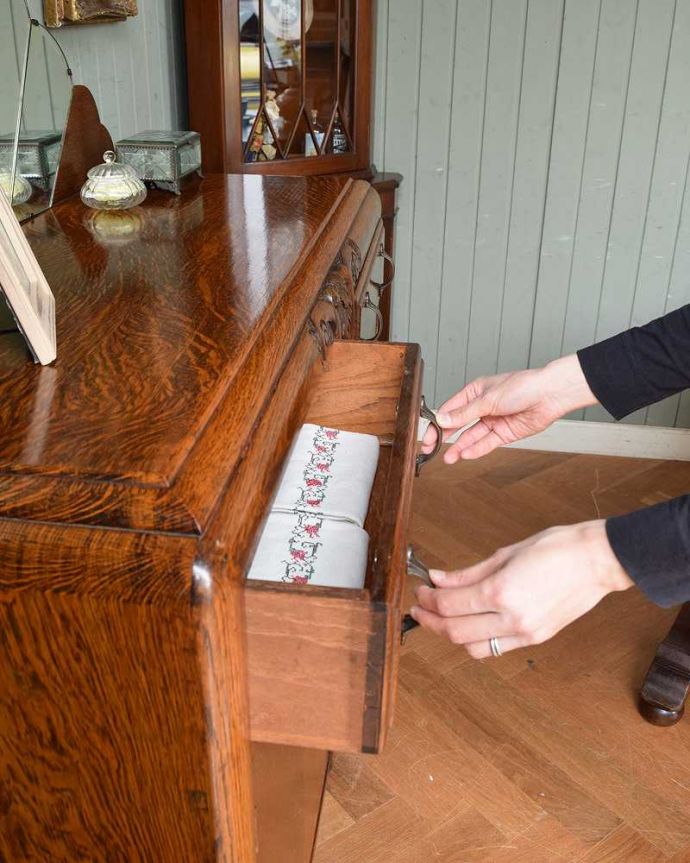 サイドボード　アンティーク家具　英国のアンティーク家具、お花の彫りが入ったミラーバックサイドボード。ハンカチや、読みかけの本や、日記帳などを収納しても良いですね。(j-1571-f)