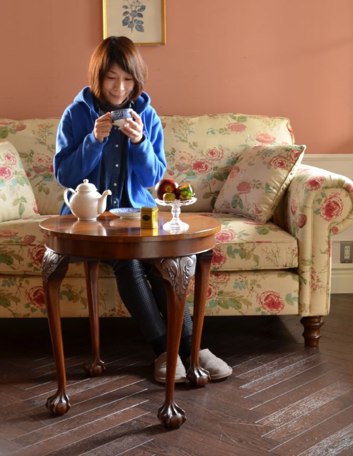 ロイドテーブル アンティーク家具 美しい脚を持つアンティーク家具、小ぶりなコーヒーテーブル。玄関で花器を飾ったり、ソファの前に持ってくれば、ちょうどいいサイドテーブルに。(j-1573-f)