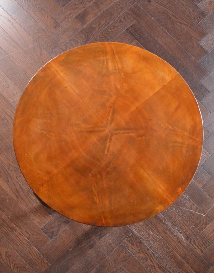 ロイドテーブル アンティーク家具 美しい脚を持つアンティーク家具、小ぶりなコーヒーテーブル。天板です。(j-1573-f)