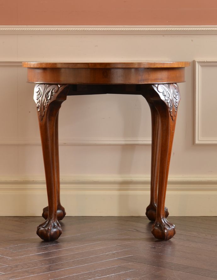 ロイドテーブル アンティーク家具 美しい脚を持つアンティーク家具、小ぶりなコーヒーテーブル。持ち運びがしやすく、場所もとらないので重宝します!。(j-1573-f)