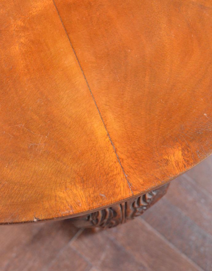 ロイドテーブル アンティーク家具 美しい脚を持つアンティーク家具、小ぶりなコーヒーテーブル。流れるような木目が美しいです。(j-1573-f)