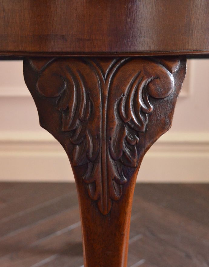 ロイドテーブル アンティーク家具 美しい脚を持つアンティーク家具、小ぶりなコーヒーテーブル。脚の繊細な装飾がポイントになっています。(j-1573-f)