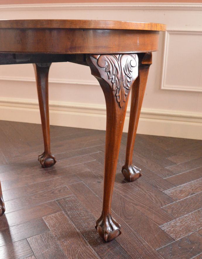 ロイドテーブル アンティーク家具 美しい脚を持つアンティーク家具、小ぶりなコーヒーテーブル。美しい猫脚でしっかりテーブルを支えます。(j-1573-f)