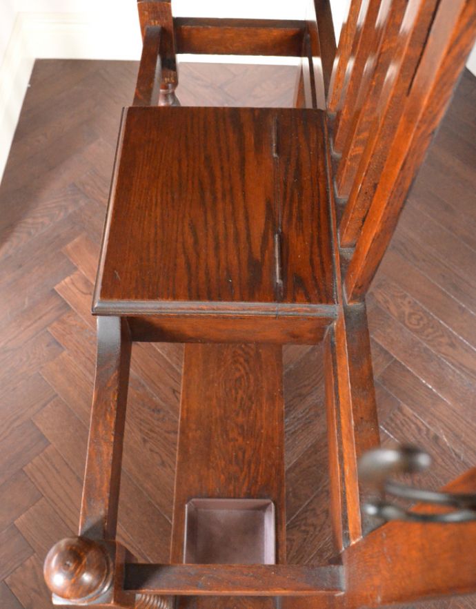 ロイドルームボックス　アンティーク家具　アンティークの英国インテリア、ツイストが美しいホールスタンド（コート掛け）。本来ステッキスタンドだった場所は傘立てにピッタリ。(j-1575-f)