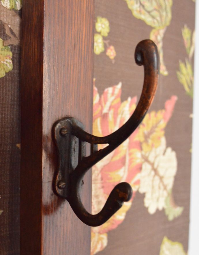 ロイドルームボックス　アンティーク家具　アンティークの英国インテリア、ツイストが美しいホールスタンド（コート掛け）。オシャレなデザインのダブルフック。(j-1575-f)