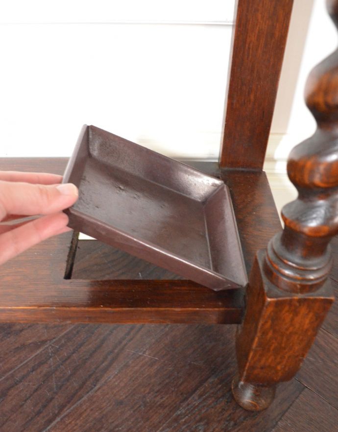 ロイドルームボックス　アンティーク家具　アンティークの英国インテリア、ツイストが美しいホールスタンド（コート掛け）。雨水を受けるところが付いています。(j-1575-f)