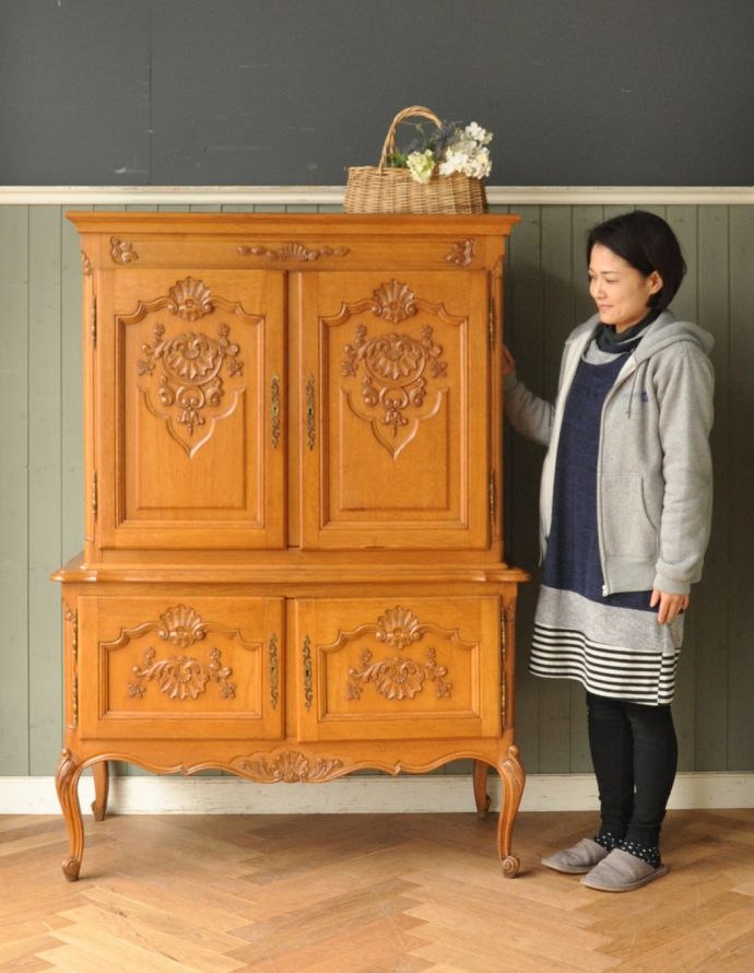 アンティークのキャビネット　アンティーク家具　フランスの彫りがゴージャスなアンティーク家具、扉で隠せるテレビボード。美しい彫で存在感があるキャビネット。(j-1576-f)