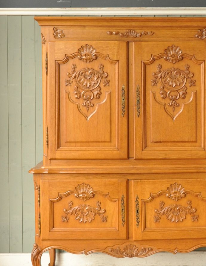 アンティークのキャビネット　アンティーク家具　フランスの彫りがゴージャスなアンティーク家具、扉で隠せるテレビボード。繊細で高級感たっぷりの扉の彫り。(j-1576-f)