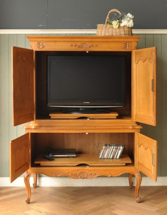 アンティークのキャビネット　アンティーク家具　フランスの彫りがゴージャスなアンティーク家具、扉で隠せるテレビボード。テレビを収納することもできます。(j-1576-f)