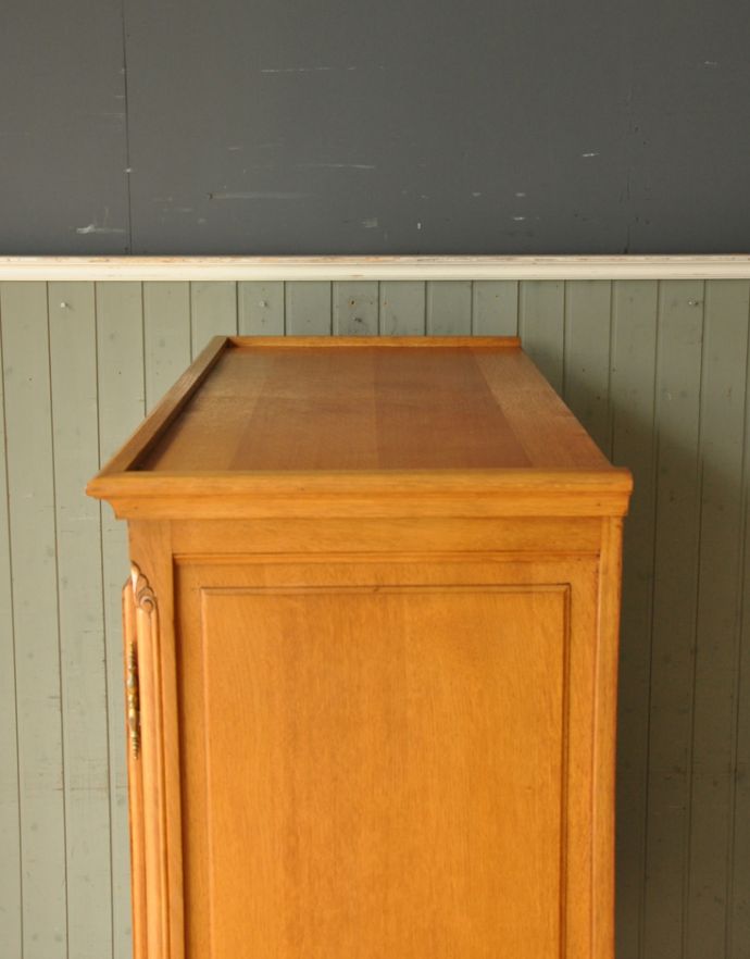 アンティークのキャビネット　アンティーク家具　フランスの彫りがゴージャスなアンティーク家具、扉で隠せるテレビボード。天板もピカピカにお直ししました。(j-1576-f)