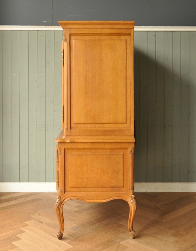 アンティークのキャビネット　アンティーク家具　フランスの彫りがゴージャスなアンティーク家具、扉で隠せるテレビボード。サイドも額縁みたいな高級感のある彫。(j-1576-f)