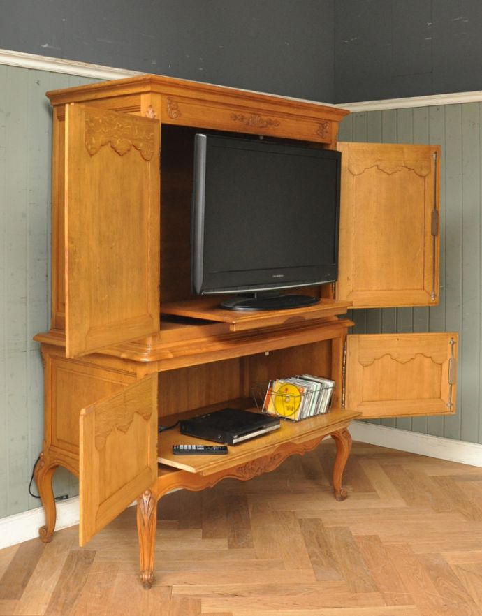 アンティークのキャビネット　アンティーク家具　フランスの彫りがゴージャスなアンティーク家具、扉で隠せるテレビボード。↑写真の状態まで引き出すことができます。(j-1576-f)