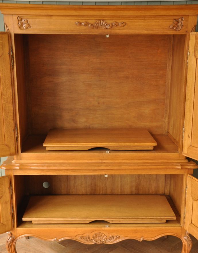 アンティークのキャビネット　アンティーク家具　フランスの彫りがゴージャスなアンティーク家具、扉で隠せるテレビボード。扉内も綺麗な状態です。(j-1576-f)