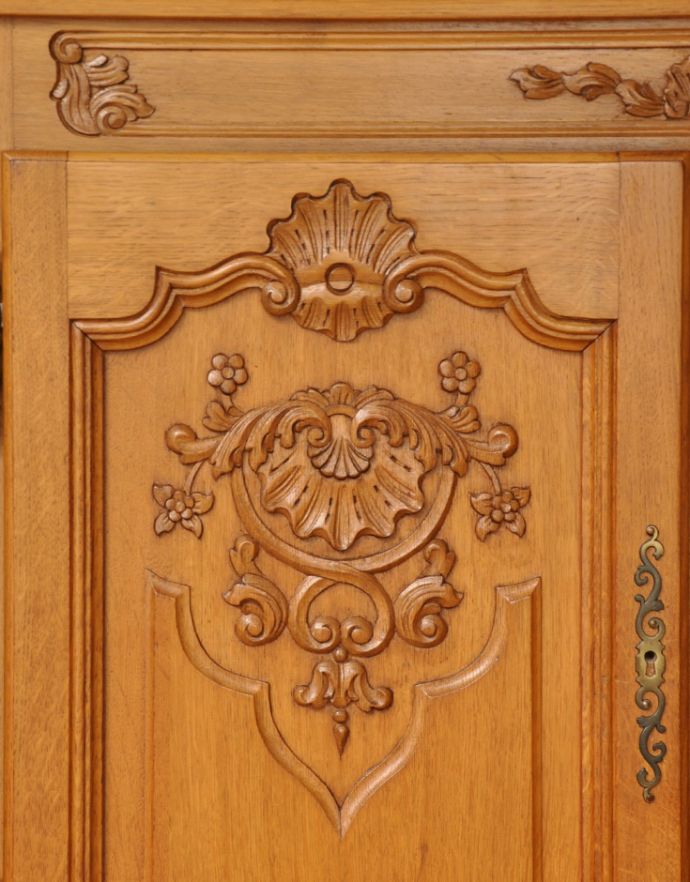 アンティークのキャビネット　アンティーク家具　フランスの彫りがゴージャスなアンティーク家具、扉で隠せるテレビボード。美しい彫にうっとり。(j-1576-f)