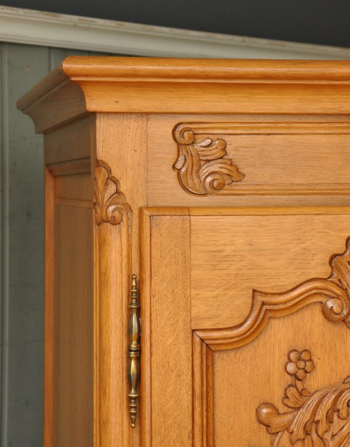 アンティークのキャビネット　アンティーク家具　フランスの彫りがゴージャスなアンティーク家具、扉で隠せるテレビボード。繊細な装飾は見とれる程美しいです。(j-1576-f)