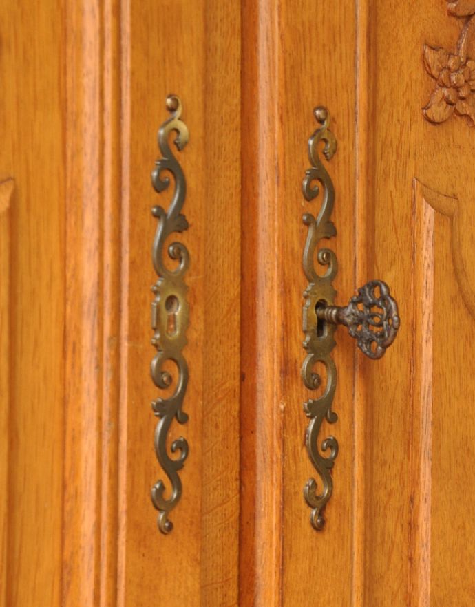 アンティークのキャビネット　アンティーク家具　フランスの彫りがゴージャスなアンティーク家具、扉で隠せるテレビボード。凝った繊細な装飾が、フランスらしいです。(j-1576-f)