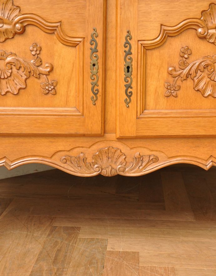アンティークのキャビネット　アンティーク家具　フランスの彫りがゴージャスなアンティーク家具、扉で隠せるテレビボード。隅々にまで美しい彫りが入っています。(j-1576-f)
