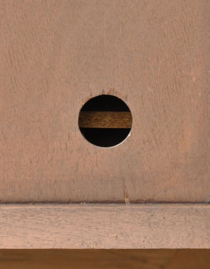 アンティークのキャビネット　アンティーク家具　フランスの彫りがゴージャスなアンティーク家具、扉で隠せるテレビボード。テレビなどの機器類が配線できるようにコード穴が空いています。(j-1576-f)