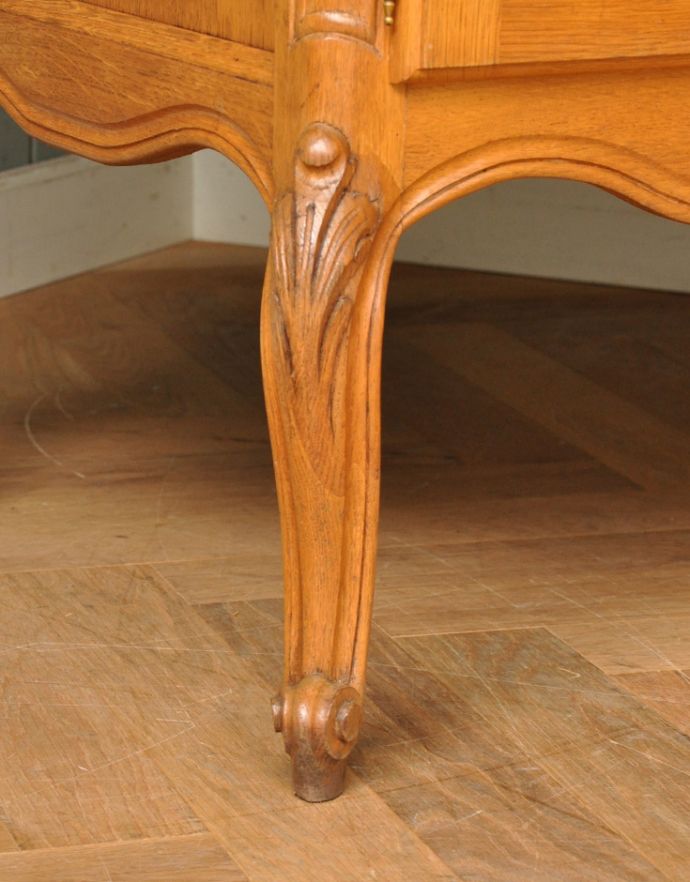 フランスの彫りがゴージャスなアンティーク家具、扉で隠せるテレビ