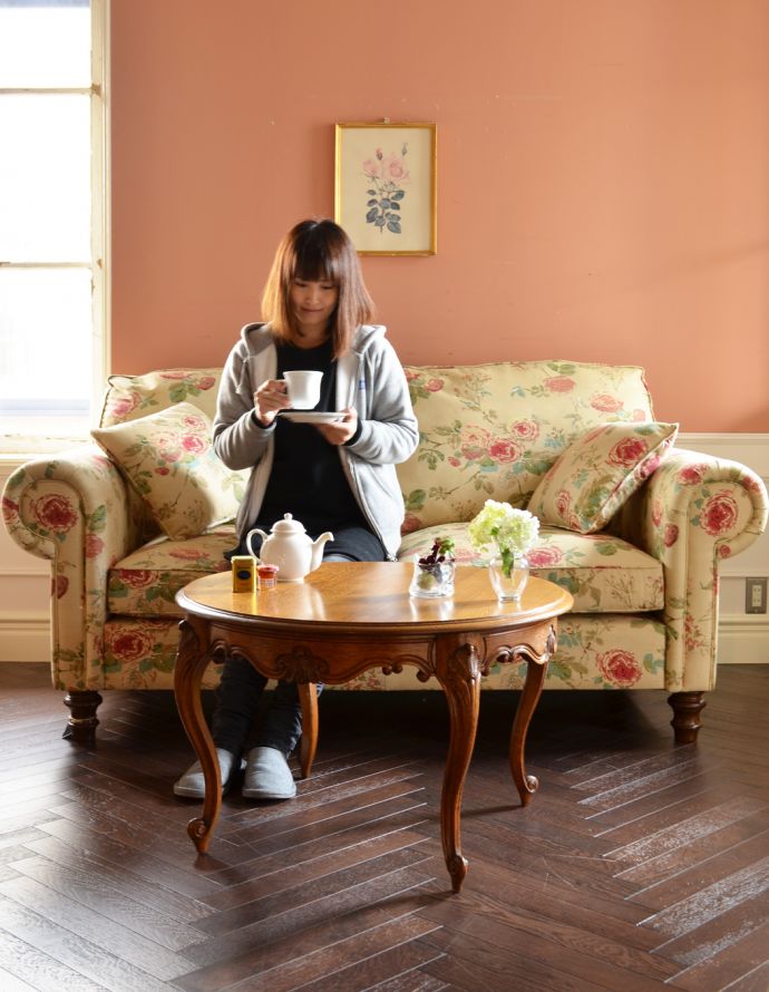 ロイドテーブル アンティーク家具 キレイなアンティークの南仏家具、丸いコーヒーテーブル。天板が広いので、ゆったりとお使い頂けます。(j-1578-f)