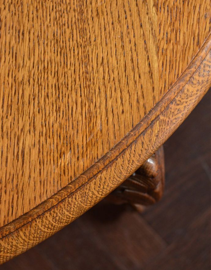 ロイドテーブル アンティーク家具 キレイなアンティークの南仏家具、丸いコーヒーテーブル。アンティークは新品ではないので、経年変化によるキズはありますが、専門の職人によって目立たないようにキレイにお直しをしています。(j-1578-f)