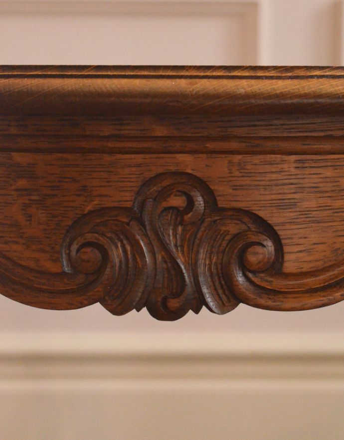 ロイドテーブル アンティーク家具 キレイなアンティークの南仏家具、丸いコーヒーテーブル。幕板の繊細な装飾がポイントになっています。(j-1578-f)