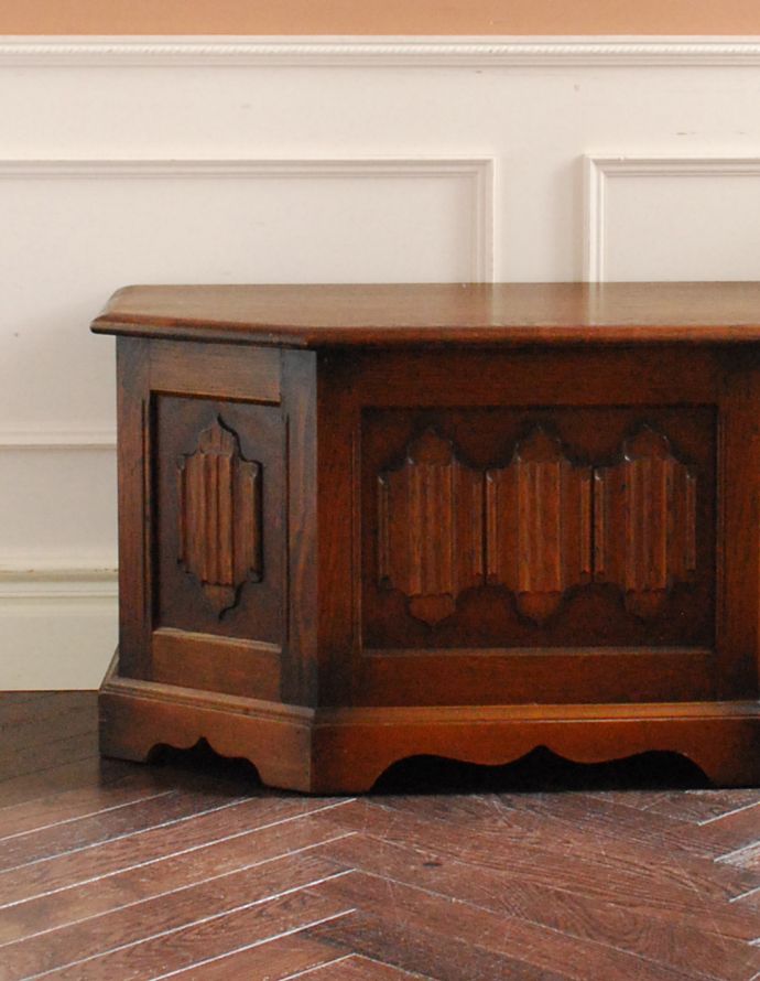 ロイドルームボックス　アンティーク家具　アンティークの英国家具、お洒落なかたちのオーク材のコファー（ベンチ）。英国スタイルに似合うような重厚感のあるデザイン。(j-1581-f)