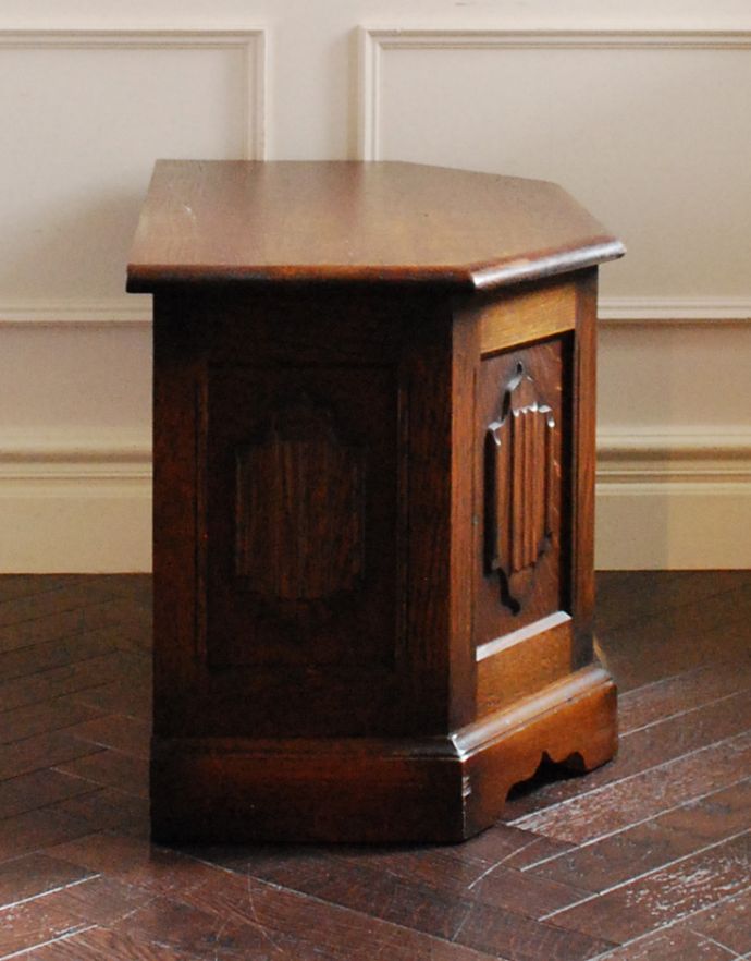 ロイドルームボックス　アンティーク家具　アンティークの英国家具、お洒落なかたちのオーク材のコファー（ベンチ）。サイドから見てもキレイです！どこから見てもかっこいいのでご安心くださいね。(j-1581-f)