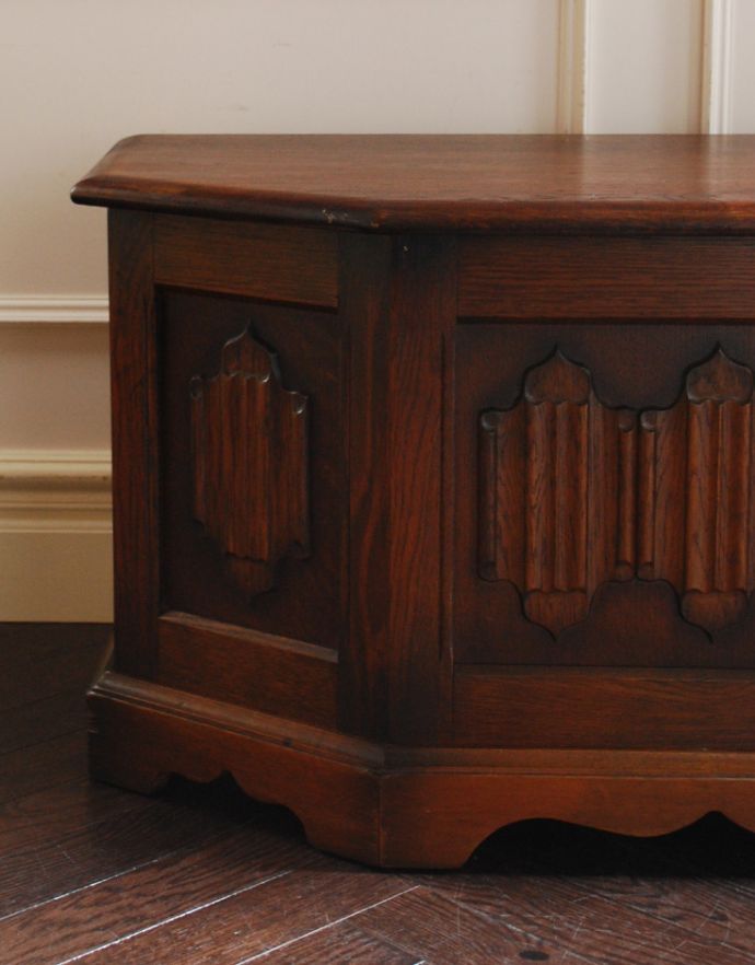 ロイドルームボックス　アンティーク家具　アンティークの英国家具、お洒落なかたちのオーク材のコファー（ベンチ）。繊細で美しい彫刻は見事です。(j-1581-f)