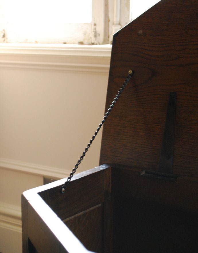 ロイドルームボックス　アンティーク家具　アンティークの英国家具、お洒落なかたちのオーク材のコファー（ベンチ）。フタには金具が付いているので、安全です。(j-1581-f)