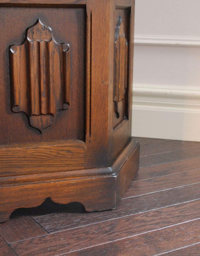 ロイドルームボックス　アンティーク家具　アンティークの英国家具、お洒落なかたちのオーク材のコファー（ベンチ）。安定感のある脚です。(j-1581-f)