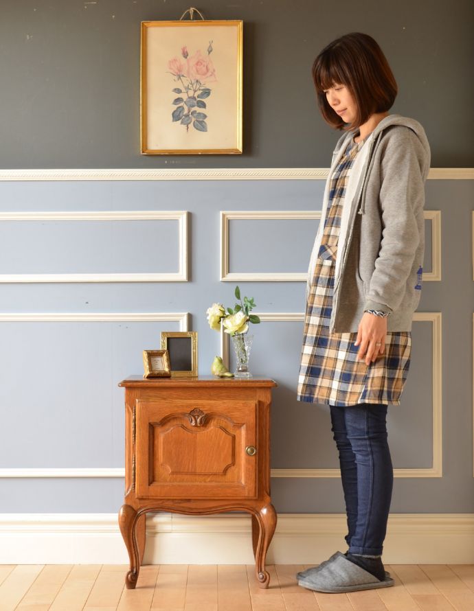 アンティークのキャビネット アンティーク家具 フランスから届いたアンティークナイトテーブル。とっても可愛いキャビネット。(j-1582-f)