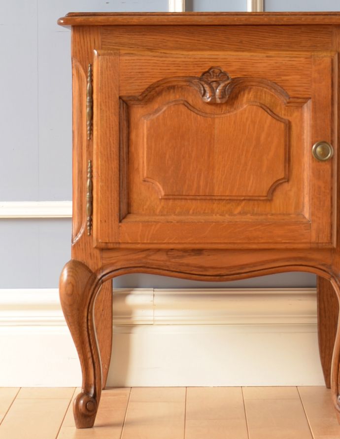 アンティークのキャビネット アンティーク家具 フランスから届いたアンティークナイトテーブル。優雅な彫りのデザインが扉に刻まれています。(j-1582-f)