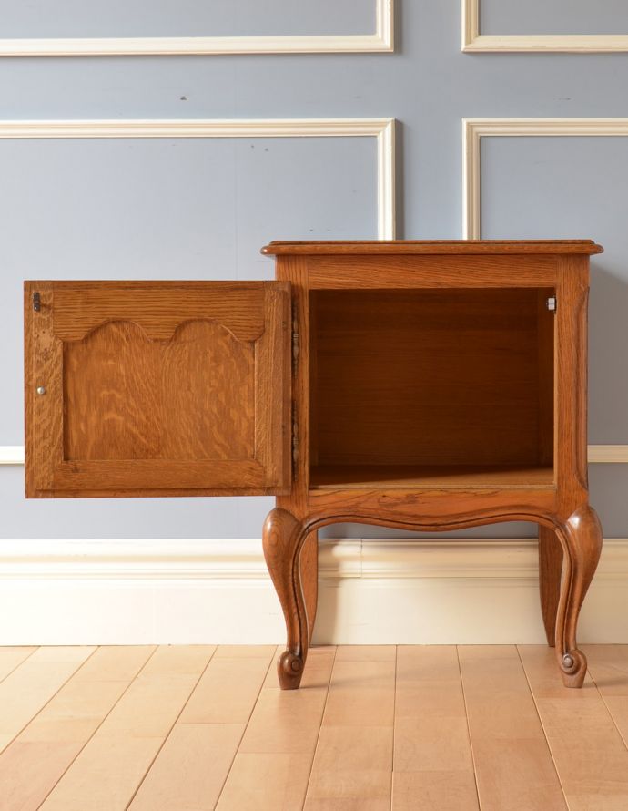 アンティークのキャビネット アンティーク家具 フランスから届いたアンティークナイトテーブル。中もキレイに仕上げているので、安心して収納できます。(j-1582-f)