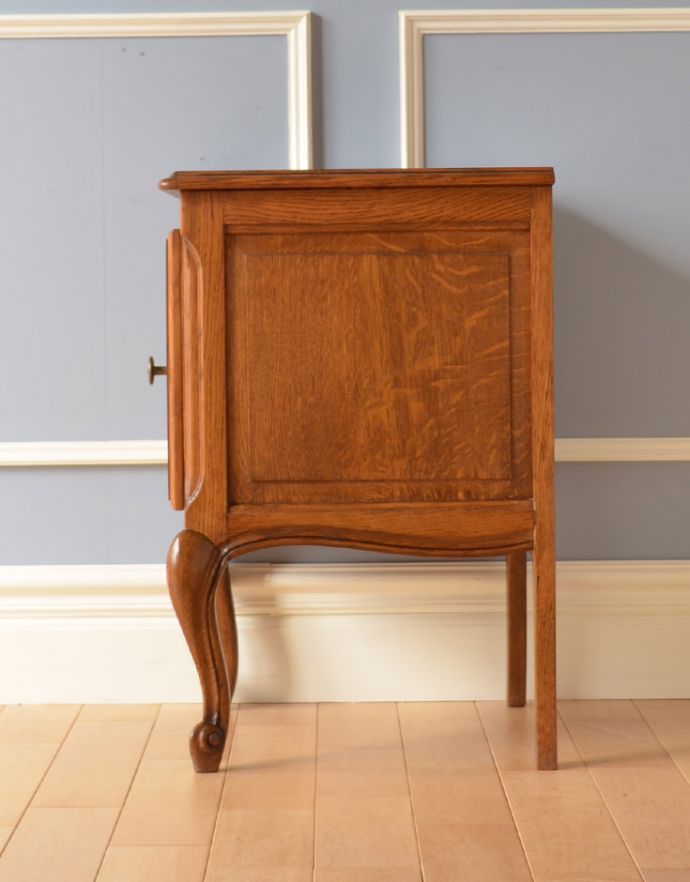アンティークのキャビネット アンティーク家具 フランスから届いたアンティークナイトテーブル。サイドもカットが施され、どこから見ても絵になる美しさです。(j-1582-f)