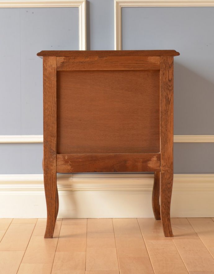 アンティークのキャビネット アンティーク家具 フランスから届いたアンティークナイトテーブル。きちんとメンテナンスしてあるので、裏側もキレイです。(j-1582-f)