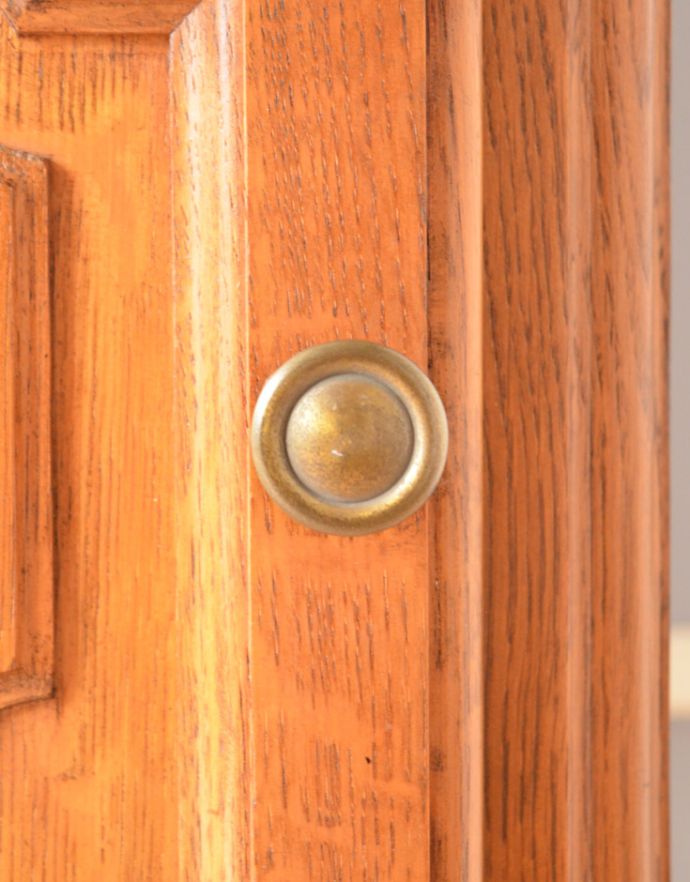 アンティークのキャビネット アンティーク家具 フランスから届いたアンティークナイトテーブル。小さな取っ手がちょこんと付いています。(j-1582-f)