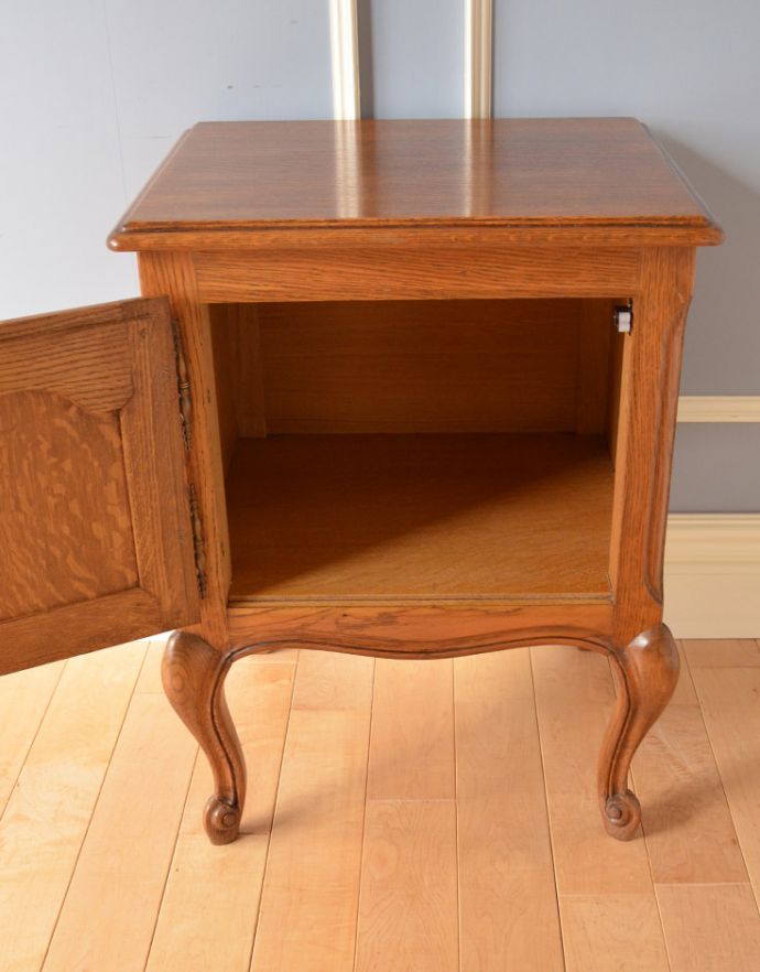 アンティークのキャビネット アンティーク家具 フランスから届いたアンティークナイトテーブル。内側も同じ木肌の色です。(j-1582-f)